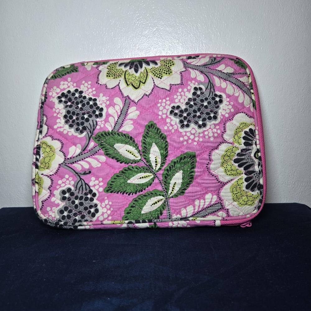 Vera Bradkey Ipad/ Tablet Zippered Case Priscilla Pink Pattern Fits 7" Screen - Picture 2 of 3